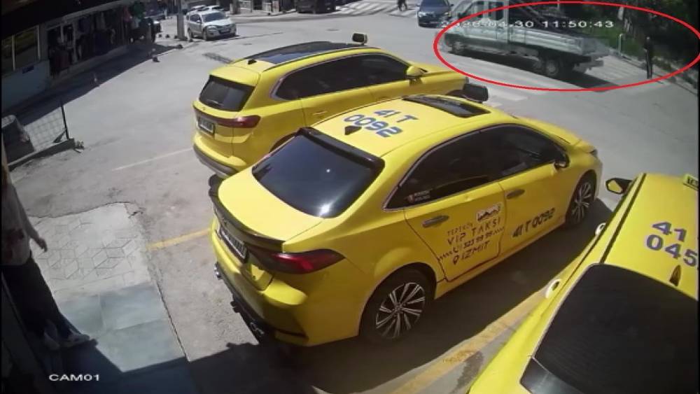 G&ouml;rme engelli yayanın zor anları kamerada
