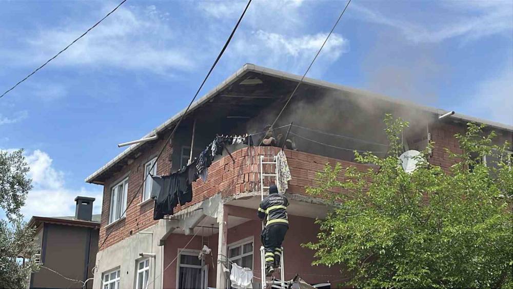 Kocaeli&rsquo;de korkutan yangın: Balkonda mahsur kalan anne ve bebeği itfaiye kurtardı
