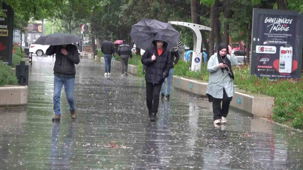 Kocaeli’de rüzgar denizi taşırdı, yağmur trafiği felç etti
