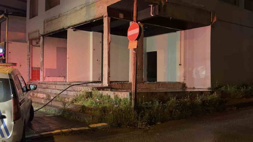 Kocaeli’de tahliye edilen binada yakılan ateş mahalleyi ayağa kaldırdı