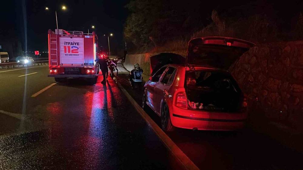 Seyir halindeki otomobilde yangın... Alevleri fark edip son anda indiler
