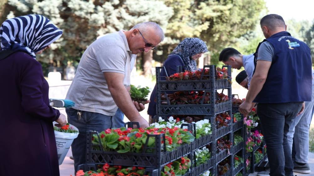 Kartepe’de mezarlıklarda çiçek dağıtımı yapıldı
