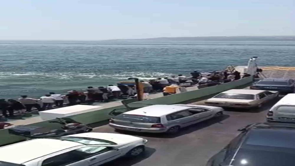 Feribottan denize düşen kişiye büfe çalışanından hayat kurta