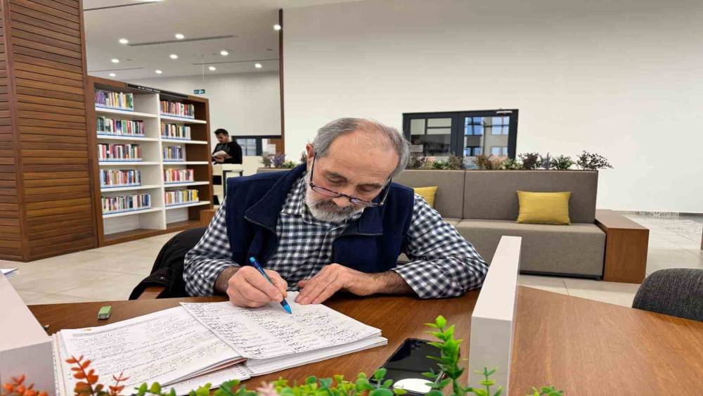 68 yaşında k&uuml;t&uuml;phanede Osmanlıca ve Arap&ccedil;a &ouml;ğreniyor
