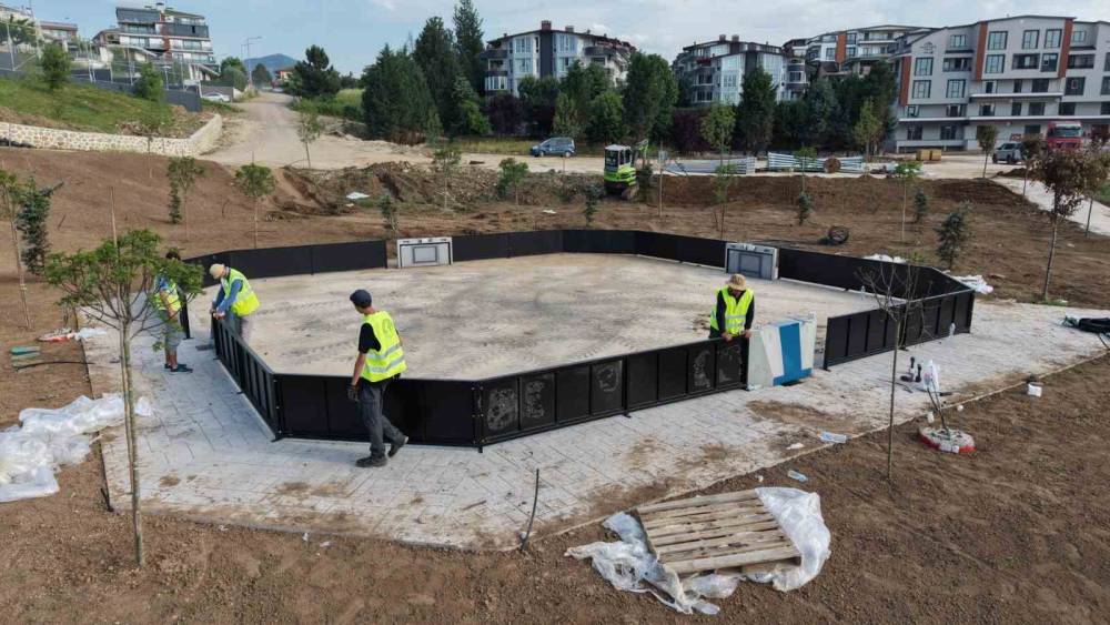 Yeşilyurt Millet Bahçesi’nde çocuk oyun alanlarını