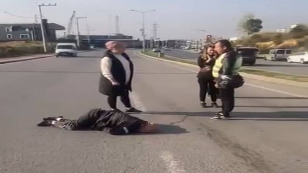 Kocaeli’de otomobil yayalara çarpıp refüje çıktı: 1’i ağır 2 yaralı
