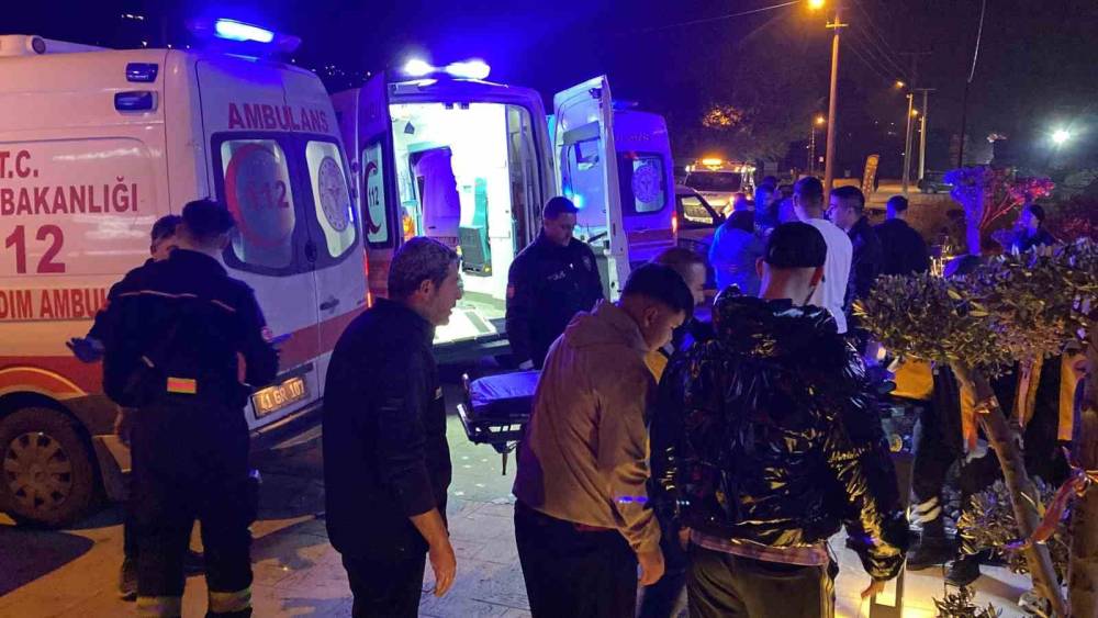 Kocaeli’de bisikletliye çarpmamak için manevra yapan otomobil direğe çarptı: 5 yaralı
