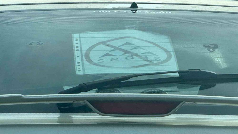 Elektrik şirketi bıktırınca tepkisini otomobilinin camına astığı özel tasarımlı afişle gösterdi