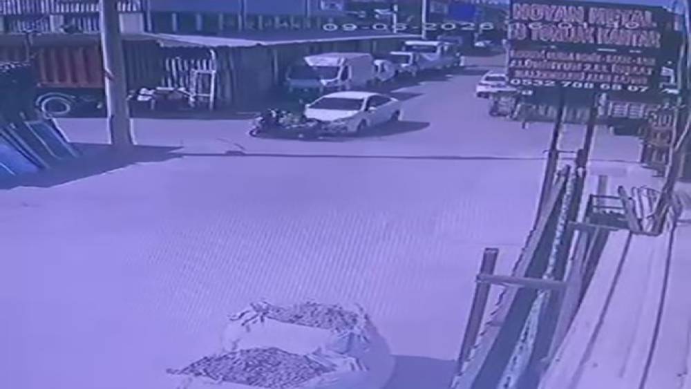 Otomobille motosikletin çarpıştığı kaza anı kamera