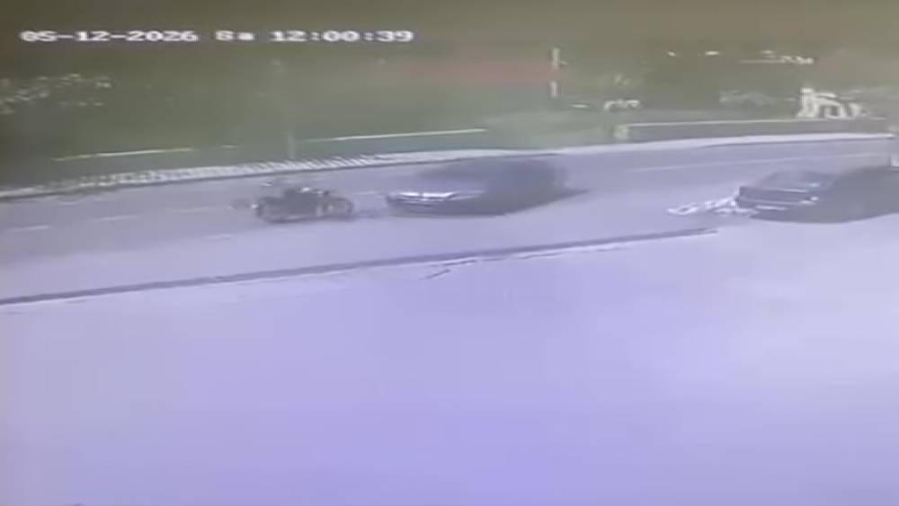 Otomobille çarpışan motosikletlinin kaza anı kameraya yansıdı