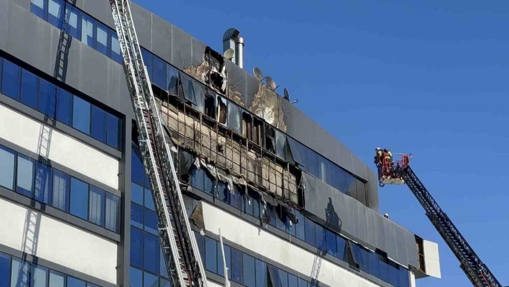 İş merkezinin dış cephesinde yangın &ccedil;ıktı
