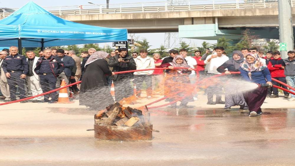 Kırsalda yangına ilk m&uuml;dahale kadınlardan
