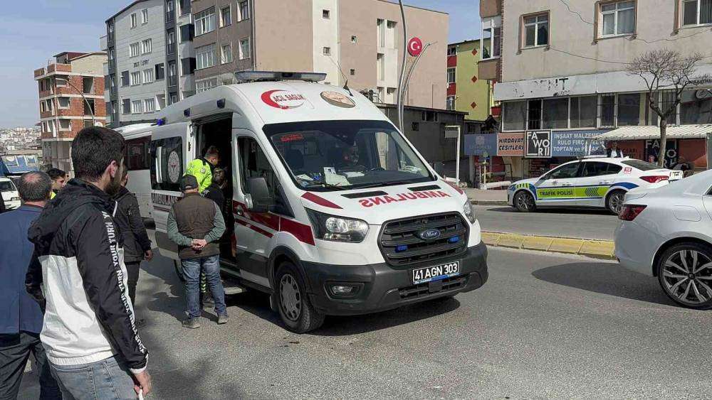 Motosiklet sürücüsü yayaya çarptı
