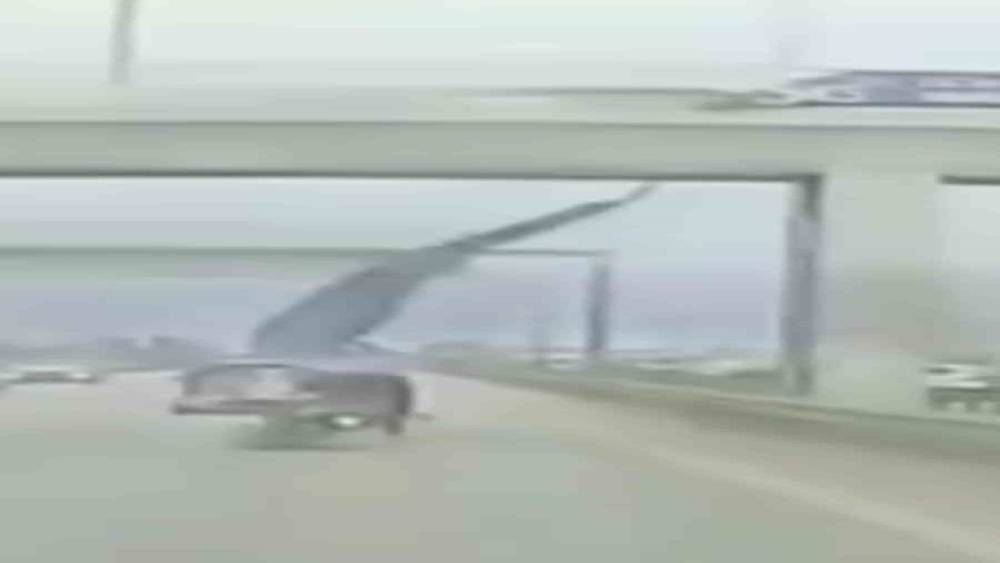 K&ouml;pr&uuml;den sarkan reklam afişi motosikletliyi savurdu
