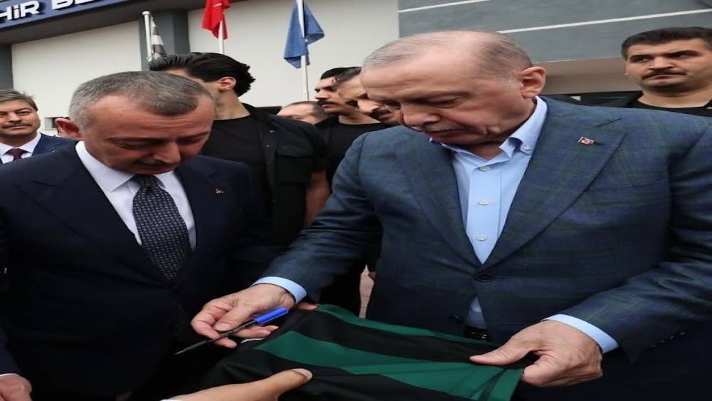 Cumhurbaşkanı Erdoğan&rsquo;dan Kocaelispor M&uuml;zesi&rsquo;ne imzalı forma

