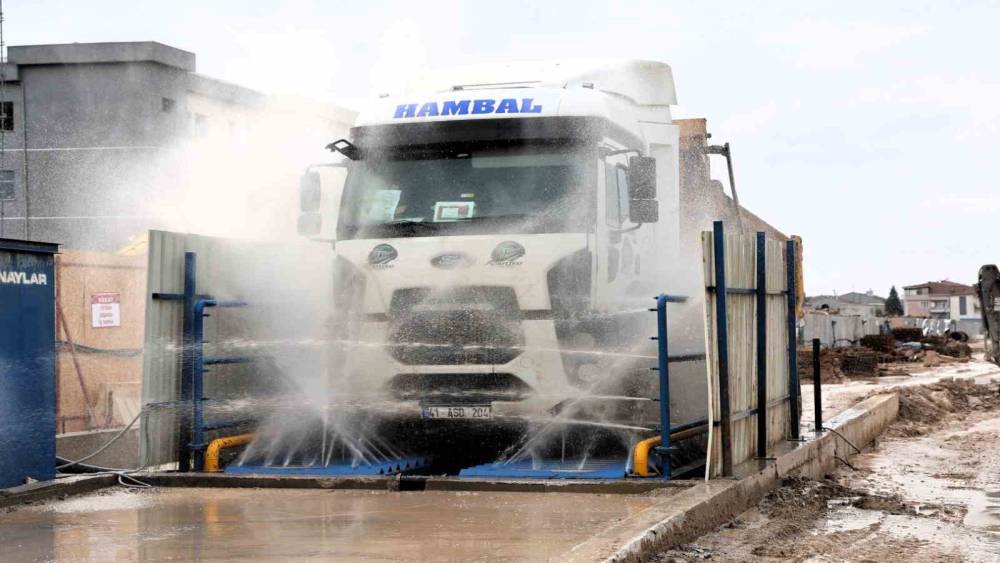 Metro şantiyesinden çıkan araçlar temizlendikten sonra trafiğe karışıyor