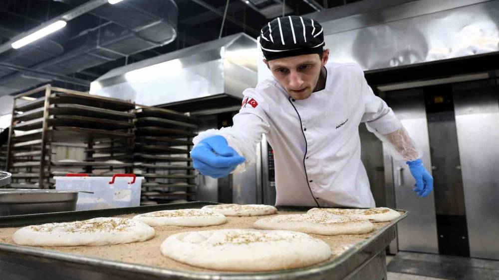 Belediyenin &uuml;rettiği 300 gramlık ramazan pidesi 20 liradan satışta
