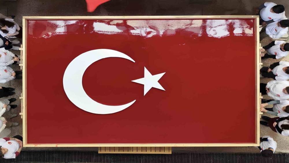Geleneksel yöntemlerle dev Türk bayrağı yapıldı