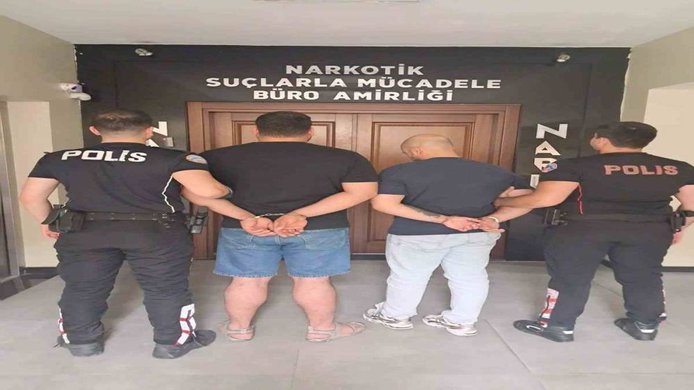 2 şüphelinin üzerinden 162 adet sentetik ecza hapı ele geçirildi
