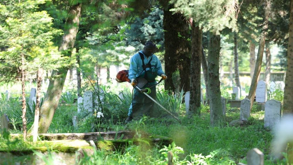 Kartepe&rsquo;de mezarlık ve yeşil alanlar Kurban Bayramı&rsquo;na hazırlanıyor
