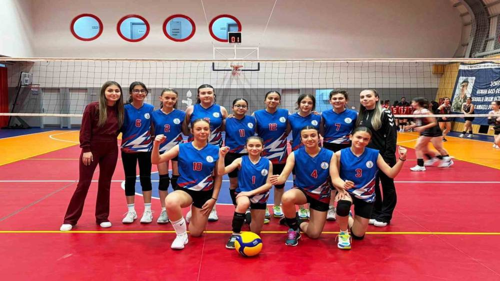 K&ouml;rfez Gen&ccedil;lerbirliği Midi Kız Voleybol Takımı sezona galibiyetle başladı
