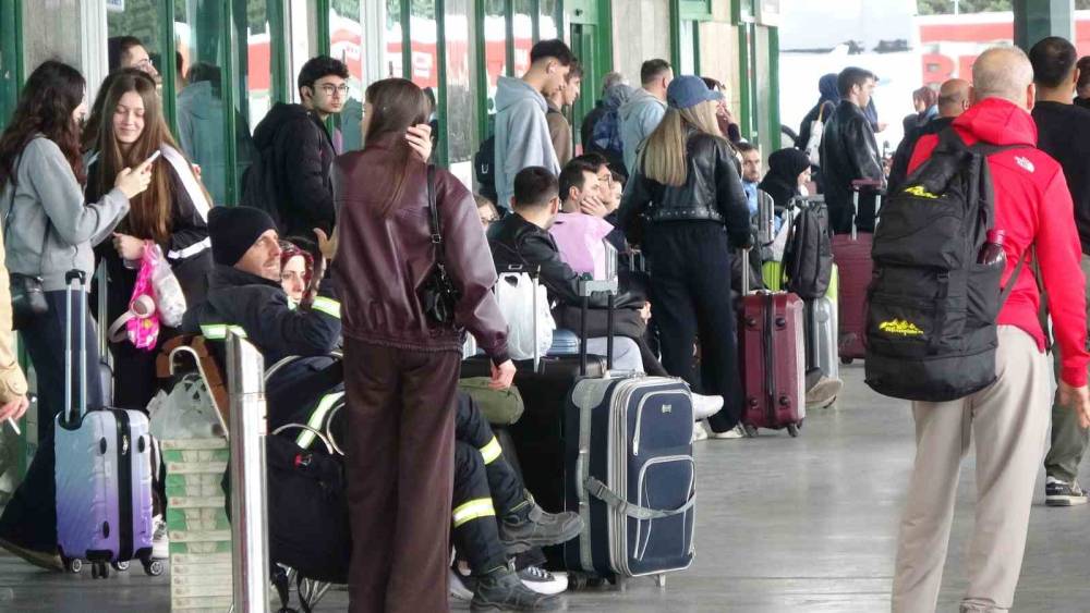 Kocaeli&rsquo;de otogarda bayram yoğunluğu: Biletler t&uuml;kenmiş durumda
