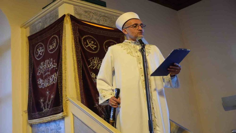Sultan Abd&uuml;lmecid&rsquo;in şifa bulduğuna inanılan camide 100 yıllık kılı&ccedil;la bayram hutbesi
