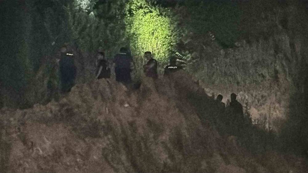 Cezaevinden izinle &ccedil;ıktı, eşini ve bir kadını sırtından bı&ccedil;akladı
