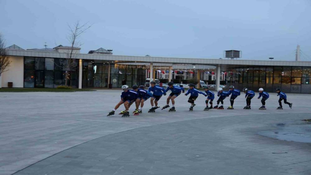 Kağıtsporlu patenciler T&uuml;rkiye ikincisi oldu
