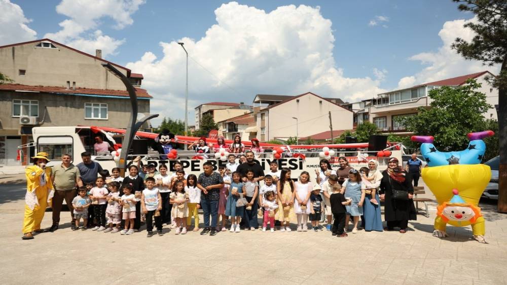 Kartepe&rsquo;de gezici eğlence otob&uuml;s&uuml; &ccedil;ocuklara bayram coşkusu yaşatıyor
