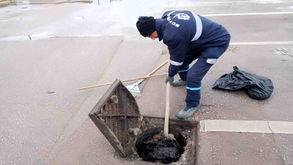 Kocaeli’de su baskınlarına karşı mazgal ve menfez temizliği aralıksız sürüyor