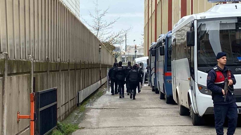 Kocaeli’de 3 kişinin öldüğü silahlı saldırıya ilişkin 9 şüpheli adliyede