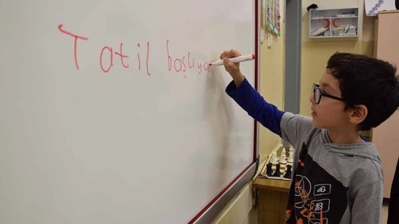 Ara tatil, bayramla birleşecek mi? İşte cevabı!