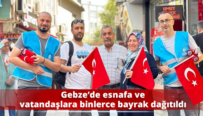 Esnafa ve vatandaşlara binlerce bayrak dağıtıldı