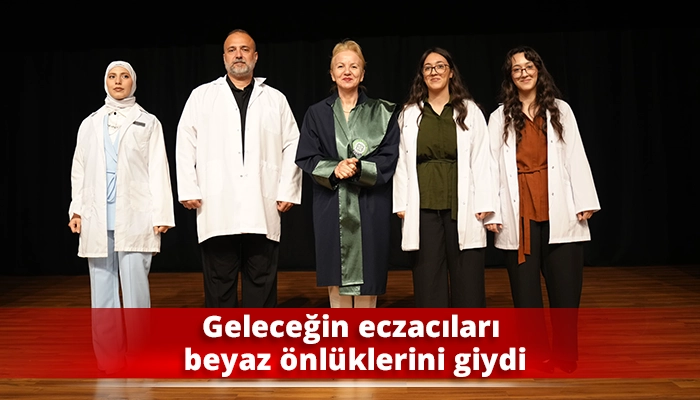 Geleceğin eczacıları beyaz &ouml;nl&uuml;klerini giydi