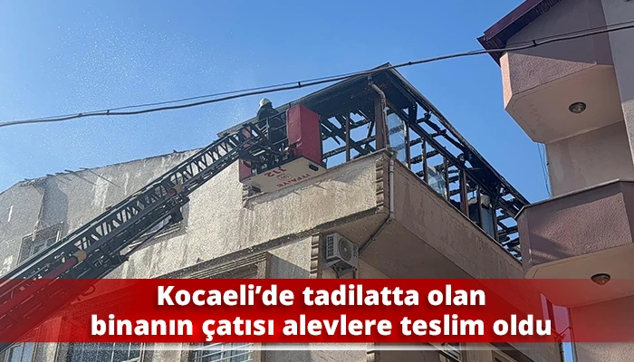 Kocaeli&rsquo;de tadilatta olan binanın &ccedil;atısı alevlere teslim oldu