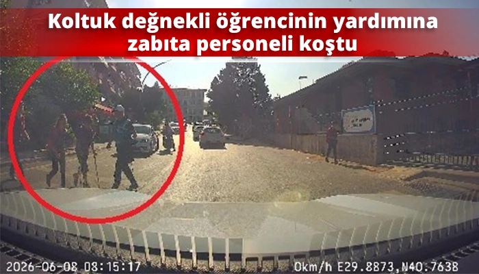 Koltuk değnekli &ouml;ğrencinin yardımına zabıta personeli koştu