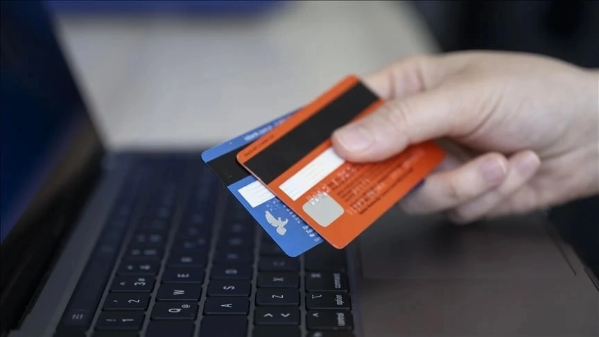 Kredi kartlarında bor&ccedil;lu sayısı 10 ayda 1,8 milyonu aştı