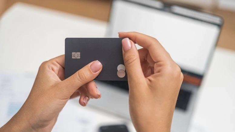 Kredi kartlarındaki yıllık aidatlar bankalar ile t&uuml;keticileri karşı karşıya getirdi!