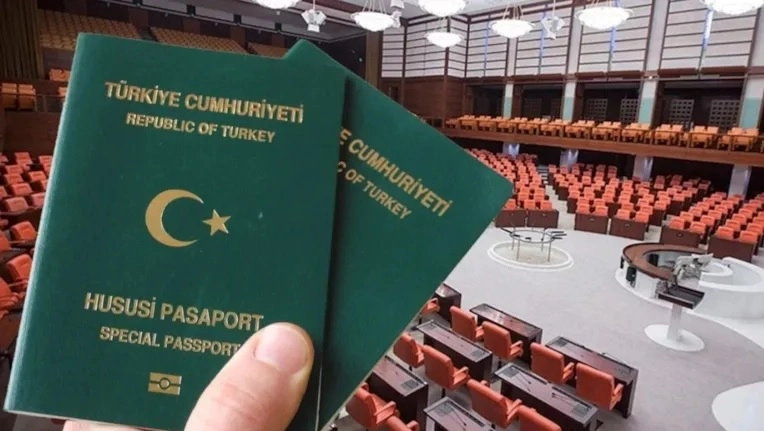 &Ouml;ğretmenlerin g&ouml;z&uuml; Meclis&rsquo;te! Kıdemi olana yeşil pasaport &ouml;nerisi