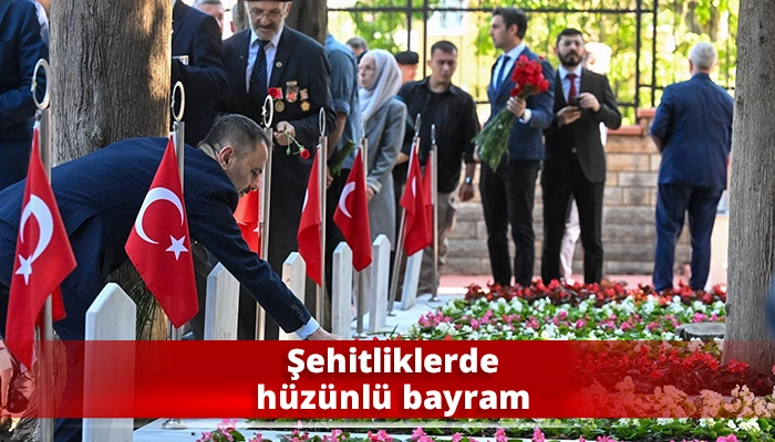 Şehitliklerde hüzünlü bayram