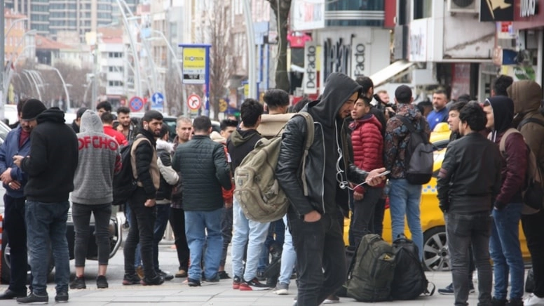 Suriyeli &ccedil;alışanlar i&ccedil;in o zorunluluk tamamen kaldırıldı!