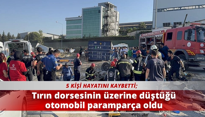 Tırın dorsesinin üzerine düştüğü otomobil paramparça oldu