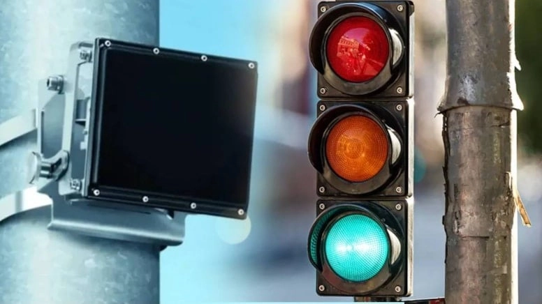 Trafik lambalarındaki gizemli kutuların sırrı &ccedil;&ouml;z&uuml;ld&uuml;!