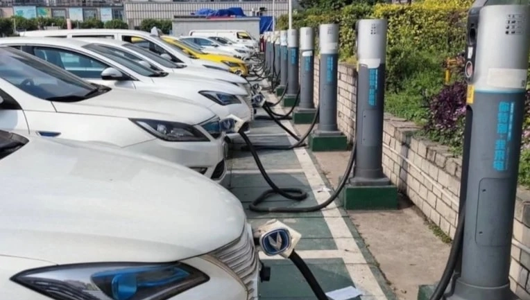Uzmanlardan halka a&ccedil;ık şarj istasyonlarına karşı uyarı!