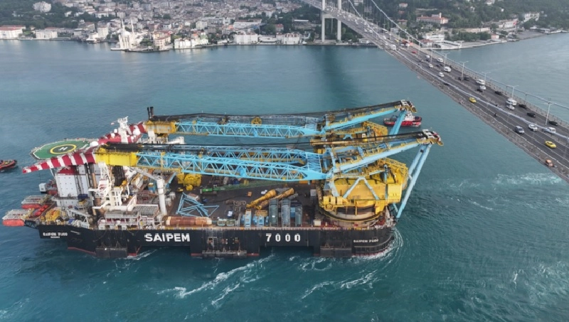 Yarı batık vin&ccedil; gemisi, İstanbul Boğazı&rsquo;ndan 6 saatte ge&ccedil;ti!
